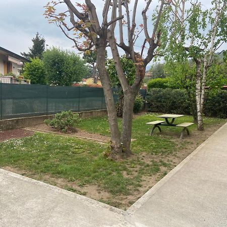 B&B A Due Passi Dal Lago 阿德罗 外观 照片